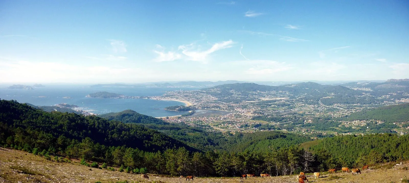 Panorámica desde el Alto da Groba sobre la costa y la bahía de Baiona