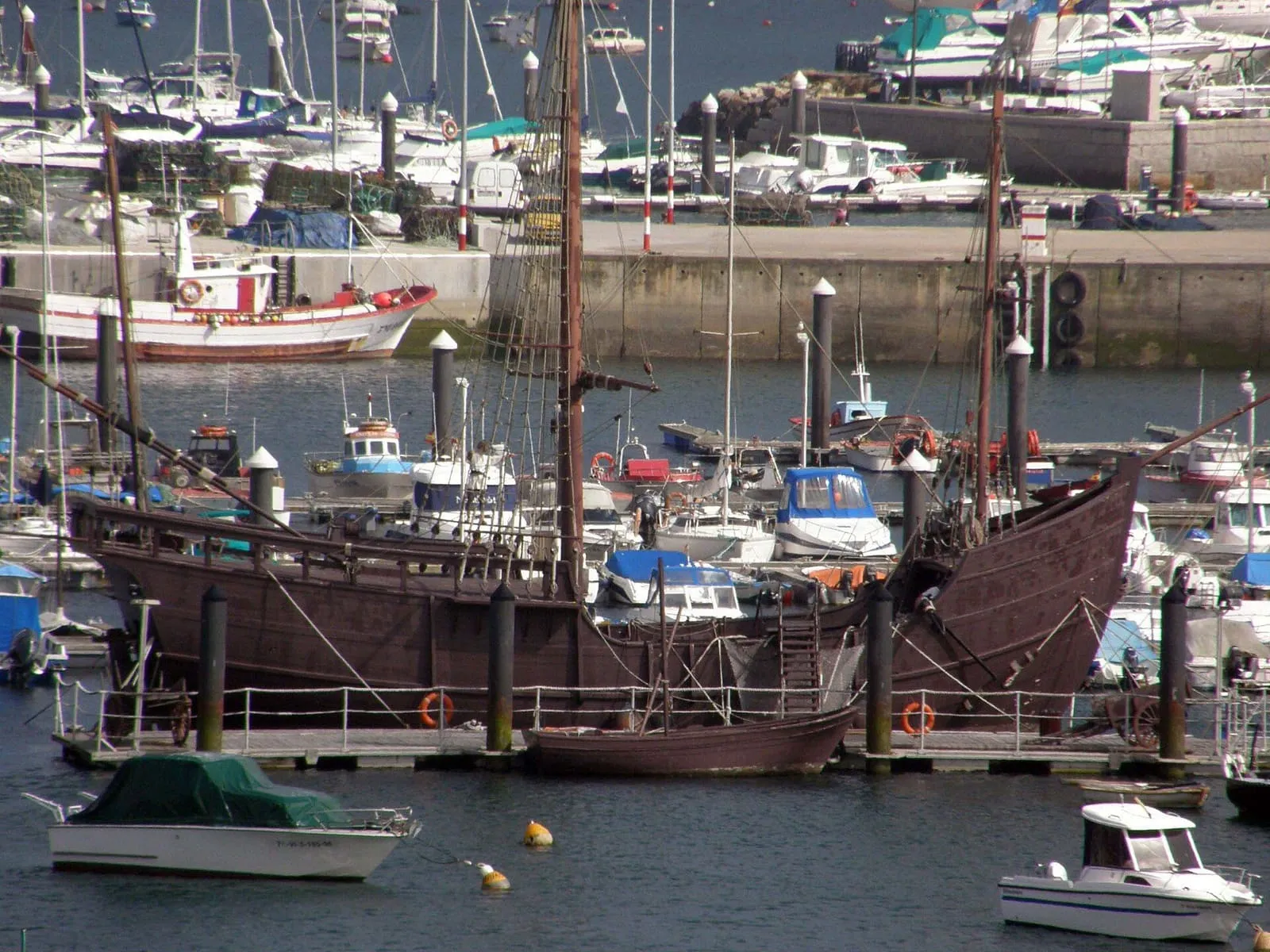Réplica de la carabela Pinta amarrada en el puerto de Baiona