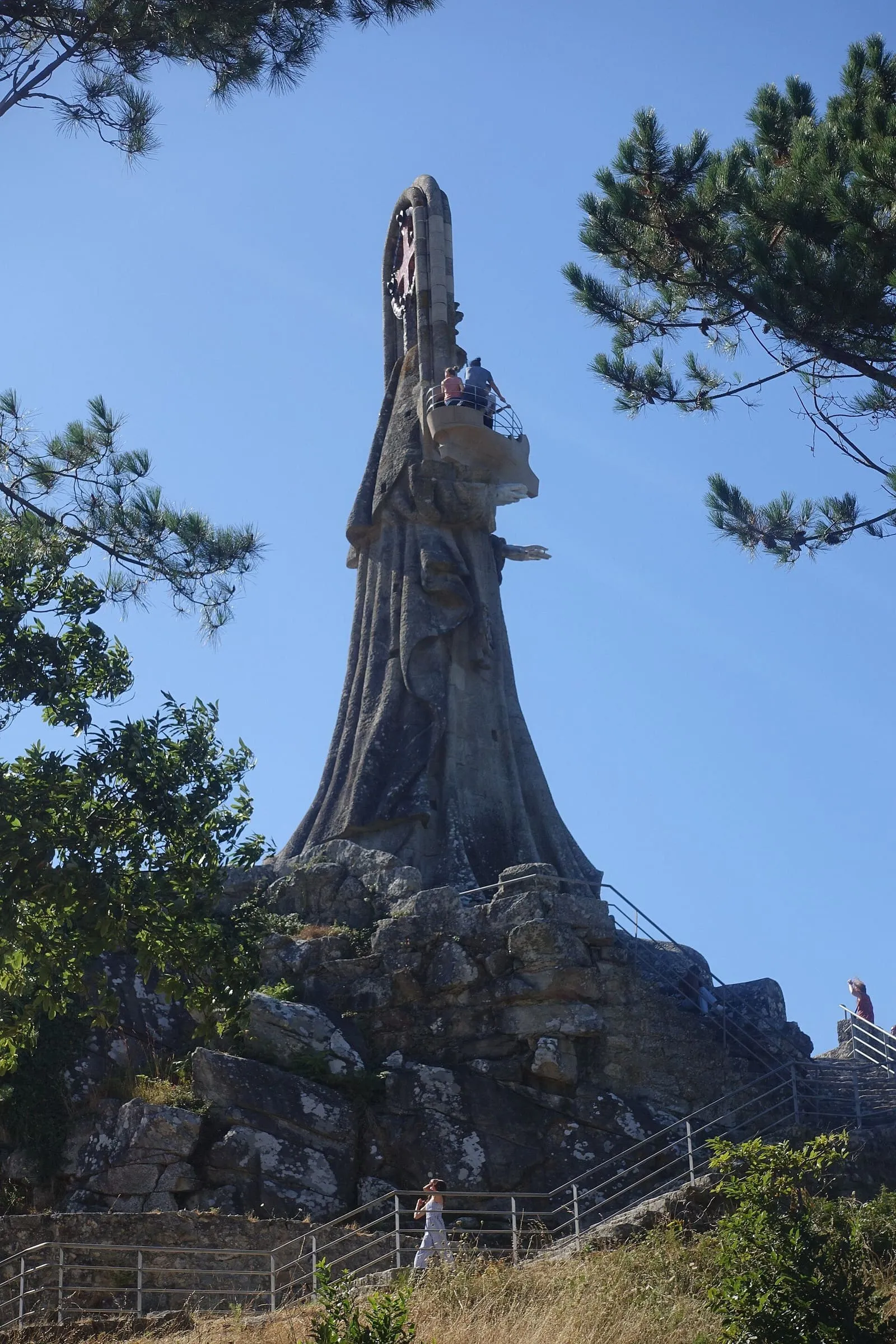 La Virxe da Rocha, estatua de piedra de 15 metros sobre el monte Sansón, entre pinos y cielo azul