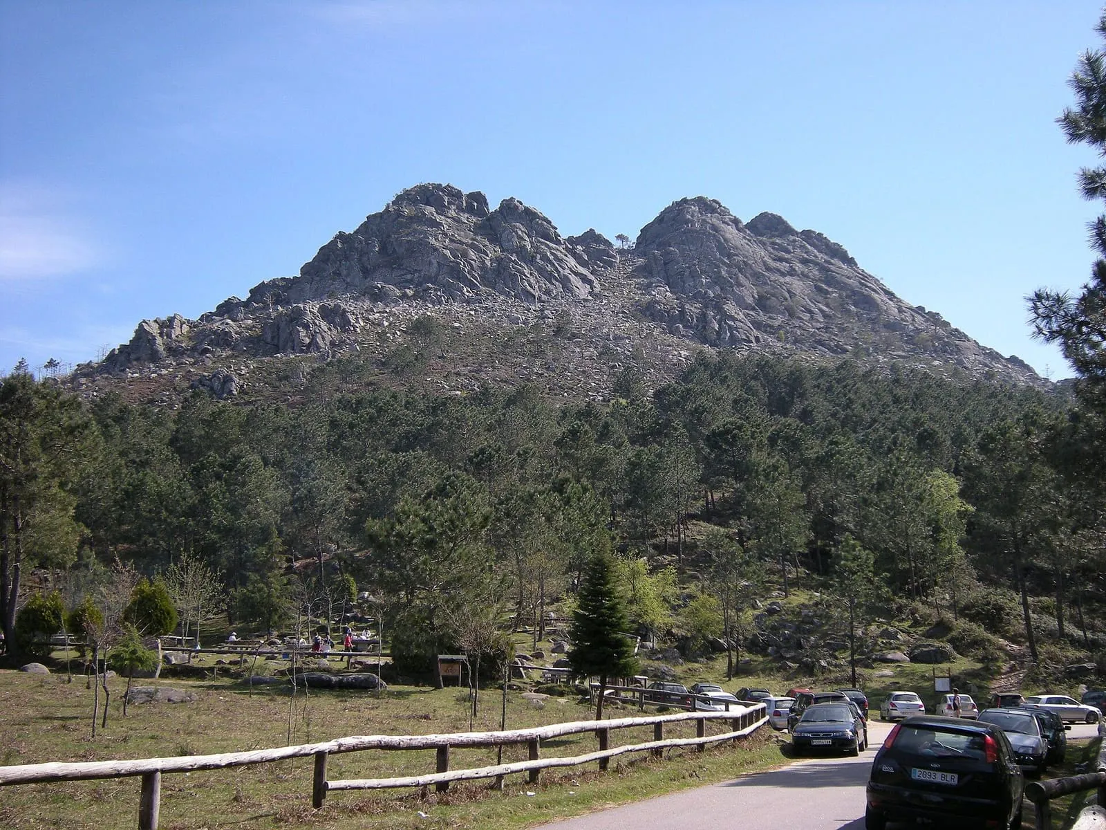 El Monte Galiñeiro, con sus cumbres graníticas sobre el pinar