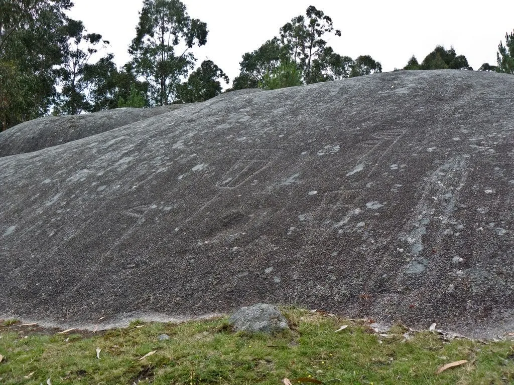 Gran roca de granito con surcos grabados, el panel 1 de los petroglifos de Auga da Laxe