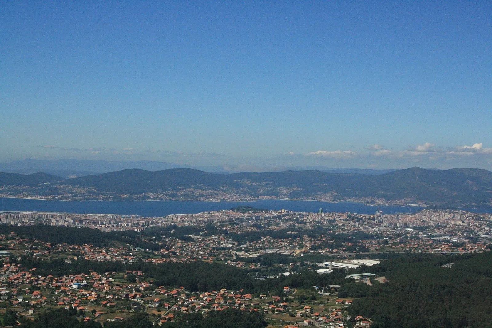 Panorámica desde el monte sobre el valle de Gondomar y la ría de Vigo al fondo