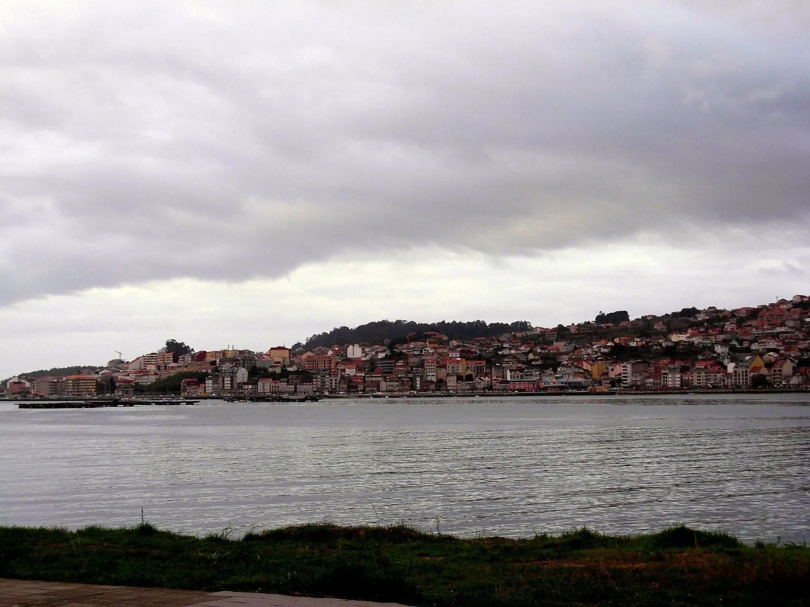 Casas de Meira, en Moaña, a orillas de la ría de Vigo bajo un cielo nublado