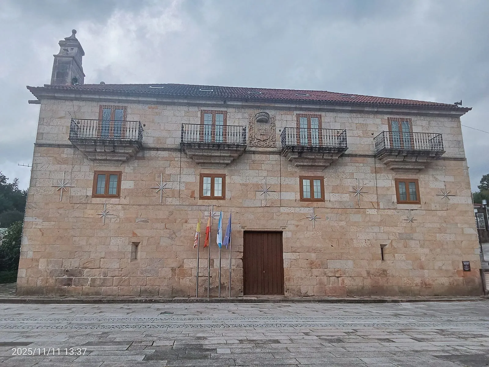Fachada de piedra con balcones del Pazo de los Marqueses de Mos
