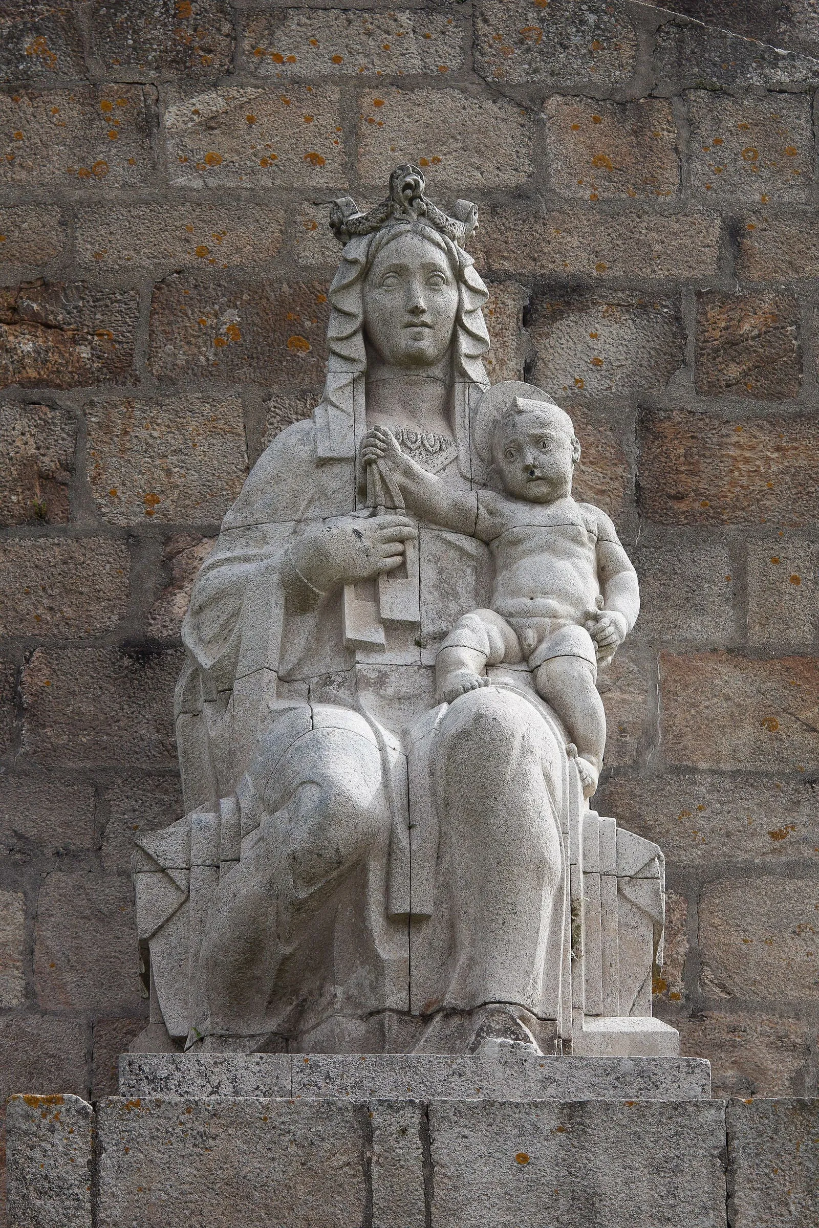 La escultura de la Virgen del Carmen con el Niño sobre el pórtico del monumento a la marina universal