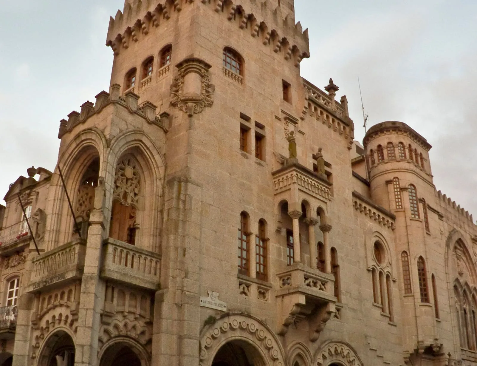 La Casa Consistorial de O Porriño, un edificio de piedra con torre almenada y balcones, obra de Antonio Palacios