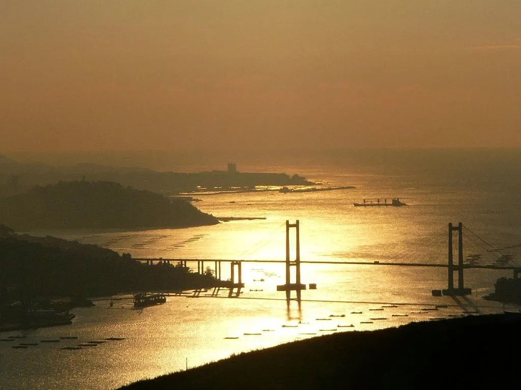 El puente de Rande sobre la ría de Vigo bajo un cielo con rayos de luz