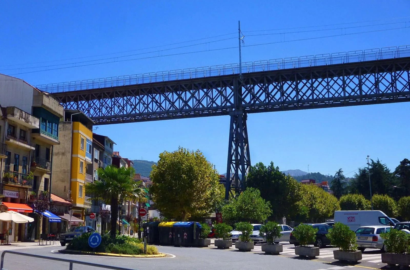 Viaducto de hierro de Redondela sobre las calles del casco urbano