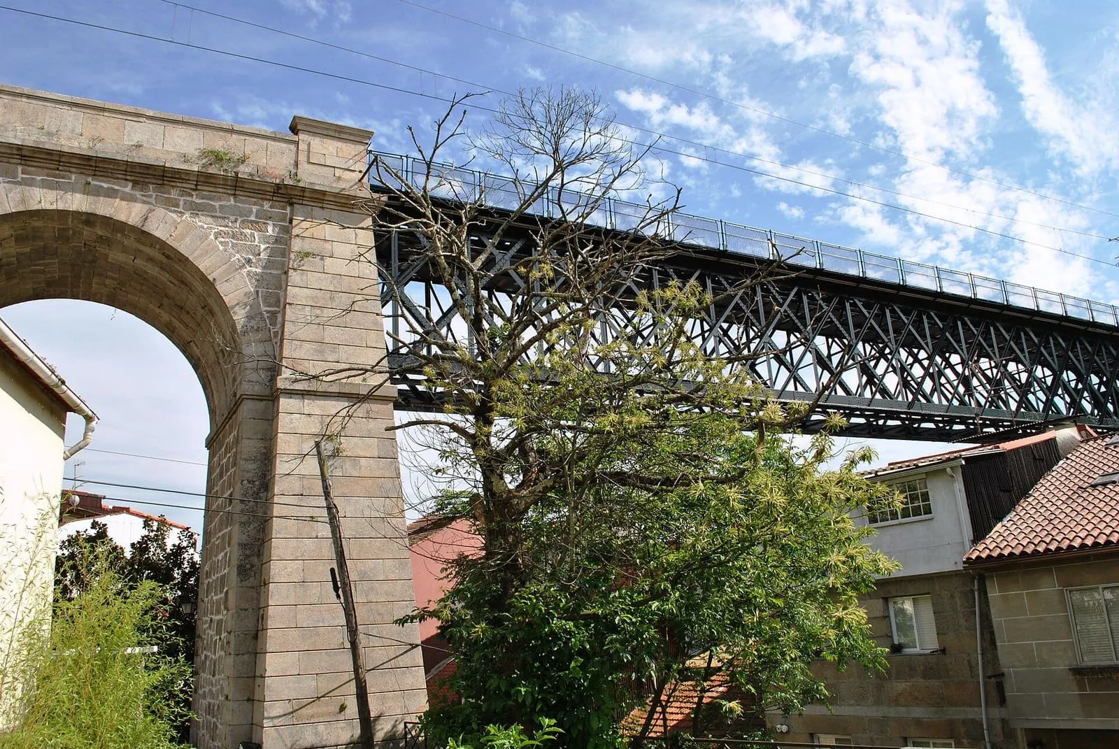 Los viaductos ferroviarios de Redondela, un arco de piedra y otro de hierro, sobre las casas