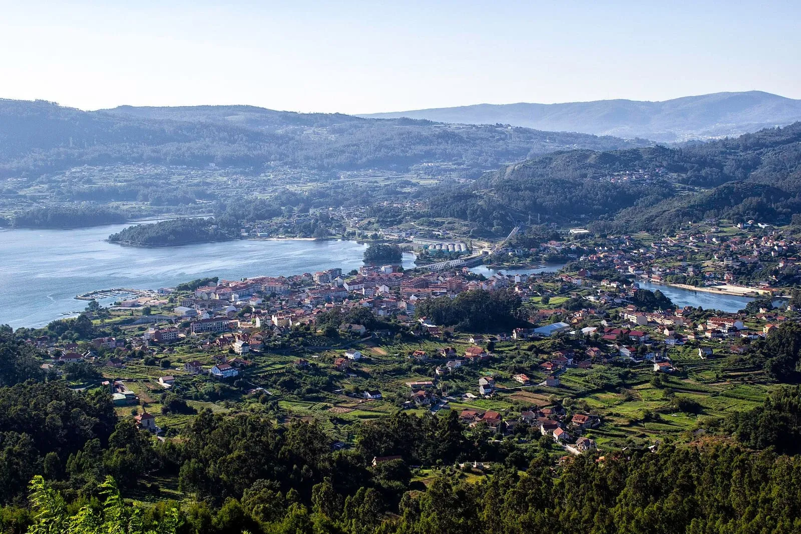 Arcade y la ría de Vigo vistas desde un monte, con las casas junto al agua