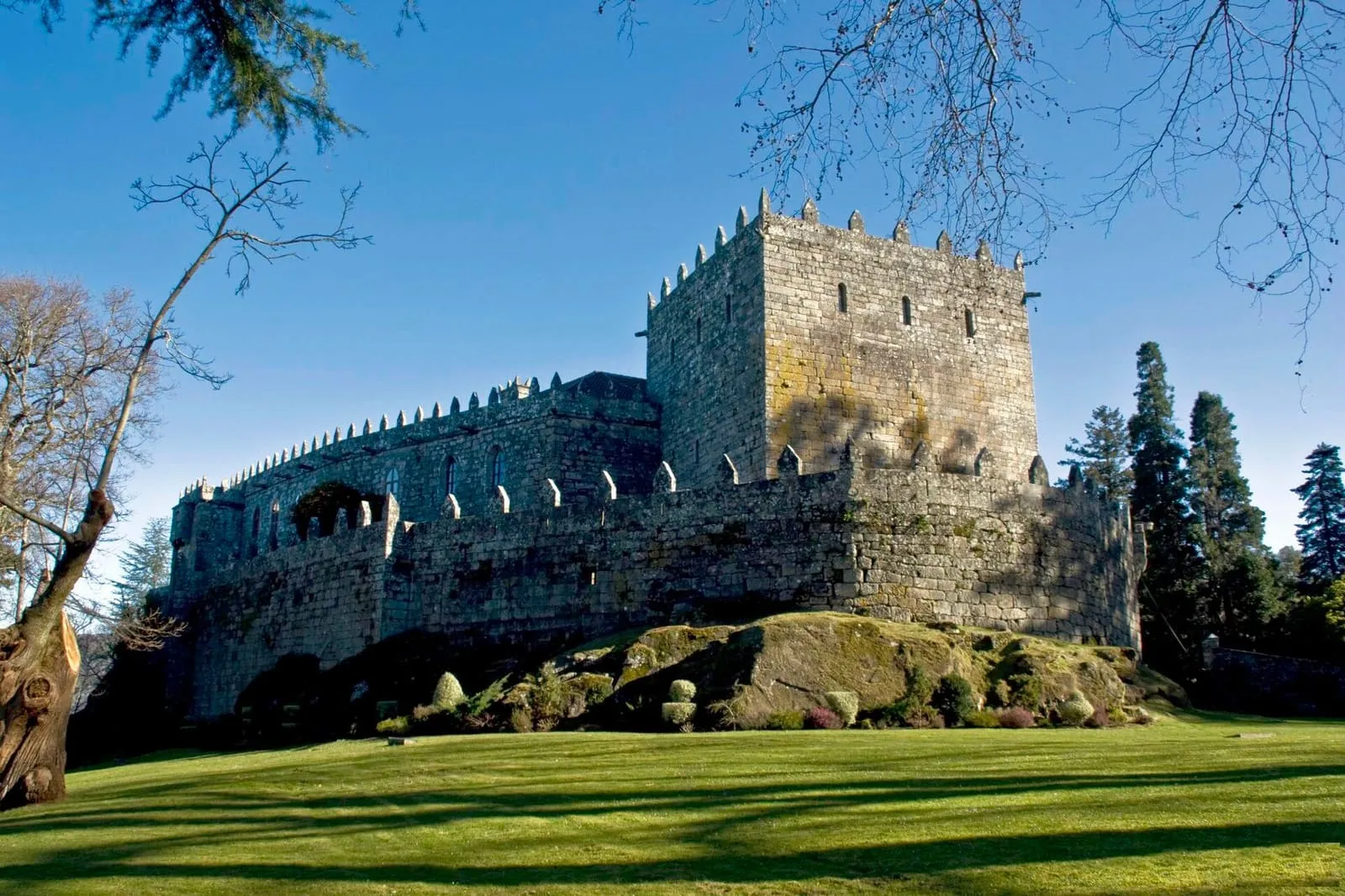 Castelo de Soutomaior con su torre del homenaje sobre una roca y las almenas de la muralla