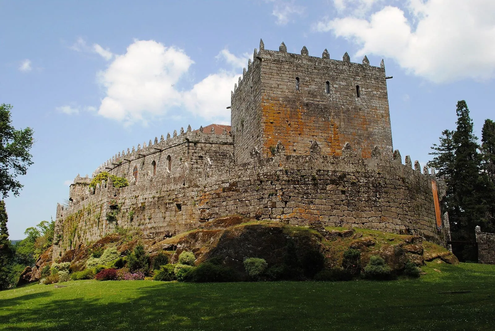 El castillo de Soutomaior, una torre del homenaje y sus murallas almenadas sobre la roca