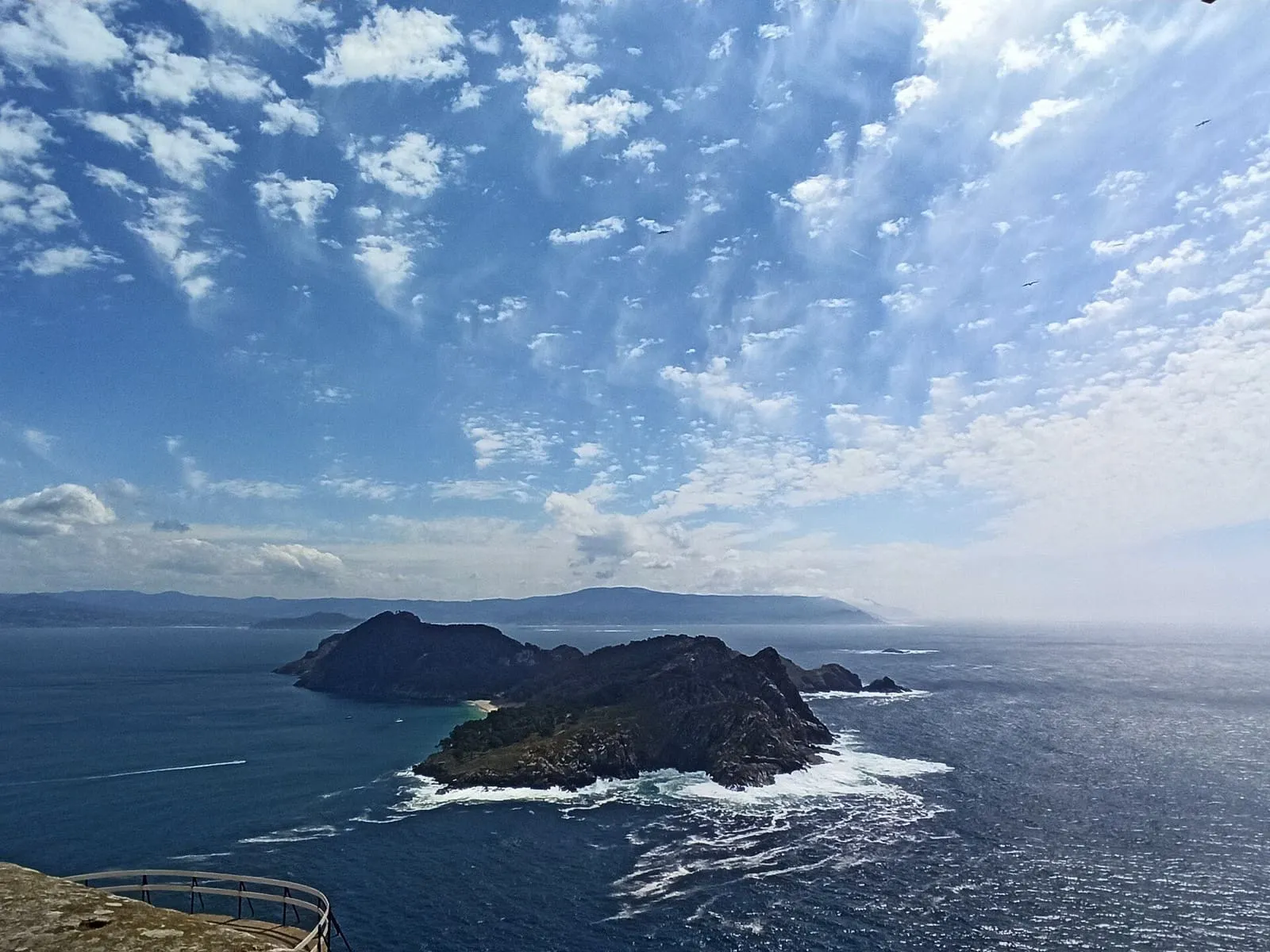 Las islas Cíes rodeadas por el Atlántico bajo un cielo de nubes