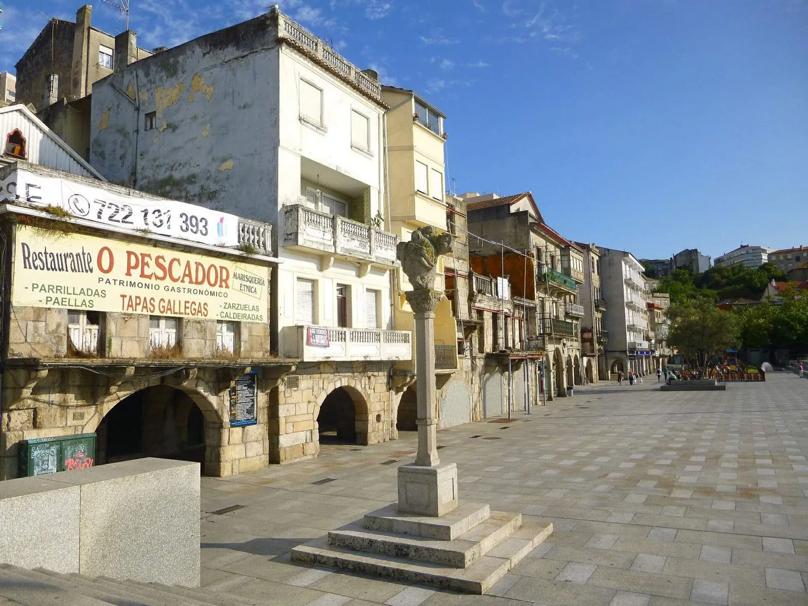Plaza con cruceiro y soportales en la Ribeira do Berbés, en Vigo