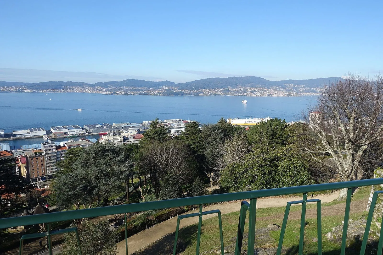 Vista de la ría de Vigo desde el mirador del Castro, con los jardines de la fortaleza