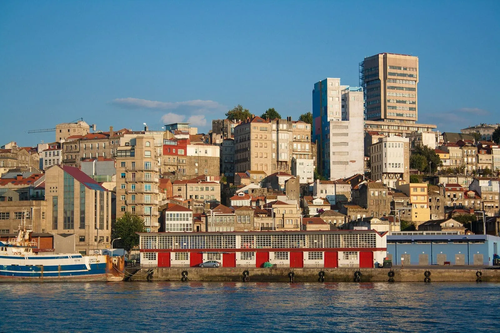 El barrio marinero de O Berbés, en Vigo, con sus casas y torres frente al puerto